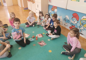 Chłopiec pokazuje obrazek z dozownikiem mydła.