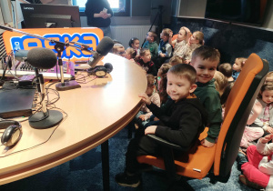 Dzieci słuchają informacji o pracy dziennikarza.