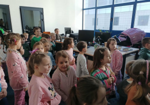 Dzieci obserwują pomieszczenie i sprzęty w radio.