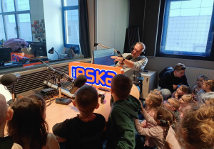 Dzieci śpiewają i nagrywają piosenkę.