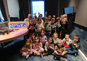 Grupowe zdjęcie z dziennikarzem.