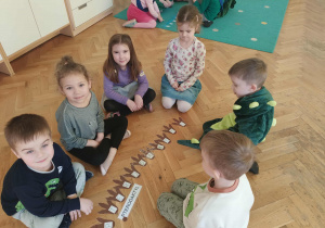 Dzieci ułożyły nazwę dzinozaura.