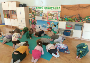 Dzieci naśladują wykluwanie się z jajka.