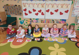 dzieci pozują z serduszkami i wykonanymi pracami