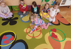 dziewczynka segreguje serca