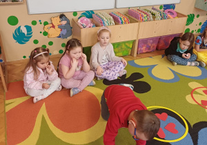 chłopiec układa serduszka