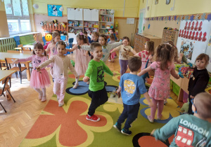 zabawa ruchowa "Naladujemy dinozaury"