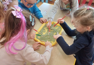 dzieci odkrywają skamieliny