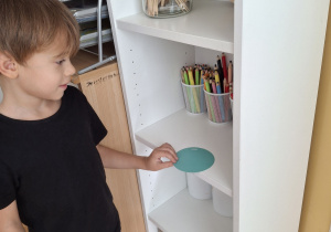 Chłopiec bierze do ręki znalezioną kropkę