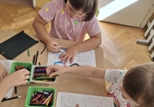 Dzieczynki tworzą dzieła z kropek