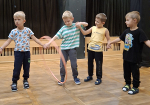 Zabawa z przekładaniem hula-hop