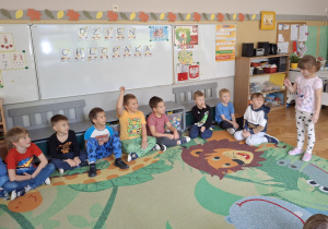 Chłopcy zgadują sport pokazywany przez koleżankę