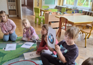 Dziewczynka prezentuje symbol samochodu