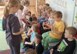 Dziewczynki wręczają upominki chłopcom