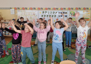 Dzieci naśladują drzewa