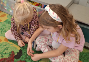 Dziewczynki uczą się pleść warkocze