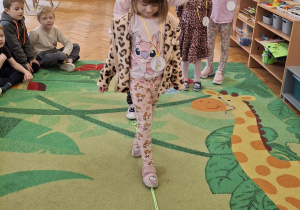 Dziewczynki trenują chodzenie jak modelki