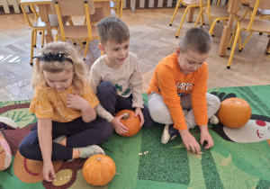 Dzieci przeliczają pestki dyni