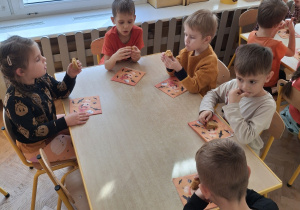 Dzieci jedzą ciasto dyniowe