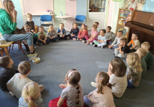 Dzieci czekają na spotkanie z kangurem