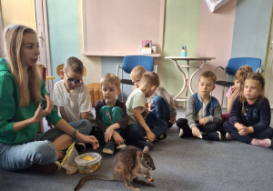 Dzieci obserwują kangura