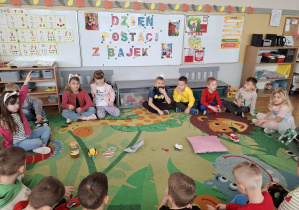 Dzieci rozpoznają rekwizyty z bajek