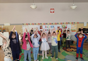 Dzieci naśladują bajkowe postacie