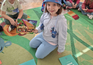 Dziewczynka opowiada treść bajki