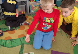 Chłopiec odgaduje bajkę na podstwie ilustracji