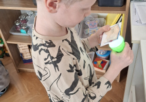 Chłopiec rozpoznaje bohatera z książki