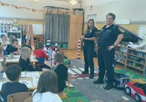 Dzieci słuchają o bezpieczeństwie w domu i na dworze