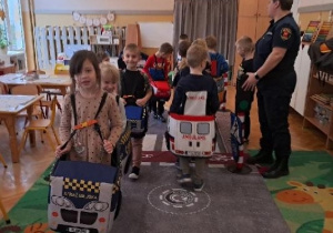 Dzieci naśladują pojazdy poruszające się po drodze