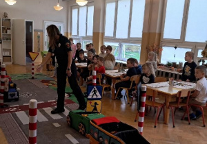 Dzieci poznają zasady ruchu drogowego