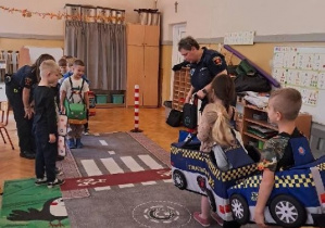 Dzieci prezentują poprawne przejście przez ulicę