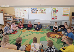 Dzieci słuchają piosenki o prawach dziecka