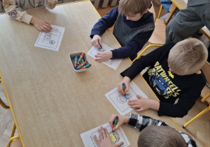 Dzieci kolorują obrazki przedstawiające prawa dziecka