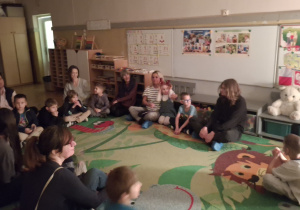 Wspólne słuchanie czytanej bajki