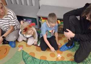 Dzieci układają postać misia