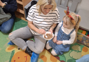 Dziewczynka z mamą próbują owsiankę