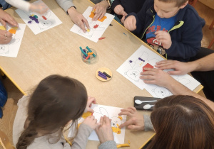 Dzieci wraz z rodzicami wykonują swoje misie