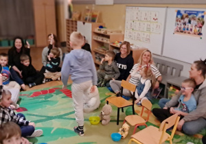 Chłopiec układa przedmioty od najmniejszego do największego