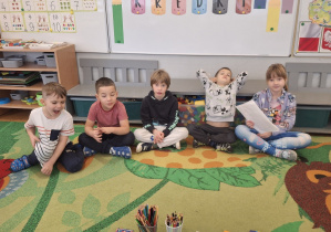 Dzieci oglądają różne rodzaje kredek