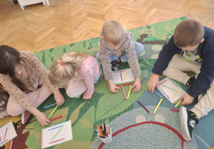 Dzieci układają kredki według wzoru