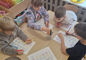 Dzieci łączą ze sobą kolory kredek