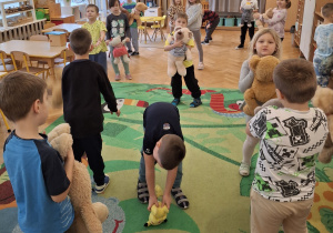 Dzieci tańczą ze swoimi misiami