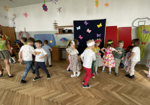 Dzieci tańczą przy piosence.