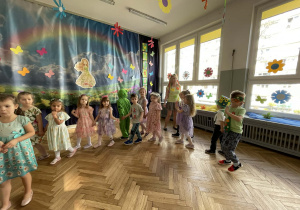 Dzieci ilustrują ruchem treść piosenki.