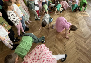 Dzieci naśladują chód krecików.