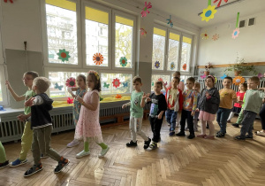 Dzieci maszerują przy piosence i witają wiosnę.