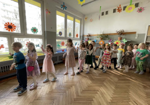 Kolejne dzieci witają wiosnę.